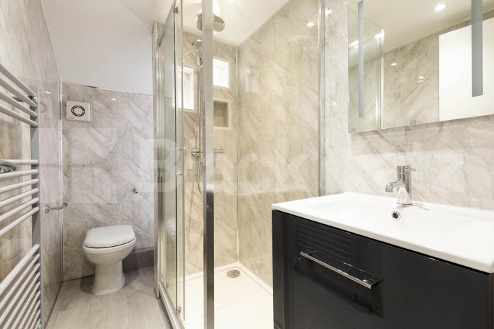 refurbished split level top floor 1 bedroom property in Clapton Thistlewaite Road, Clapton